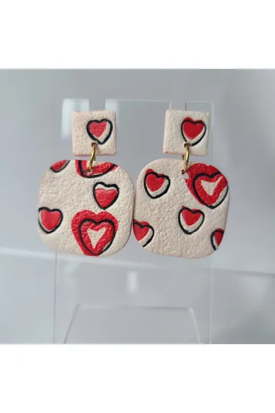 Cuadrado Blanco, corazones rojos