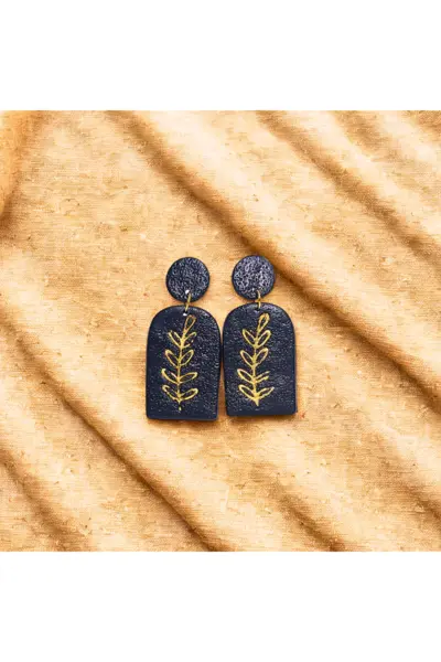 Negro con Hojas Doradas